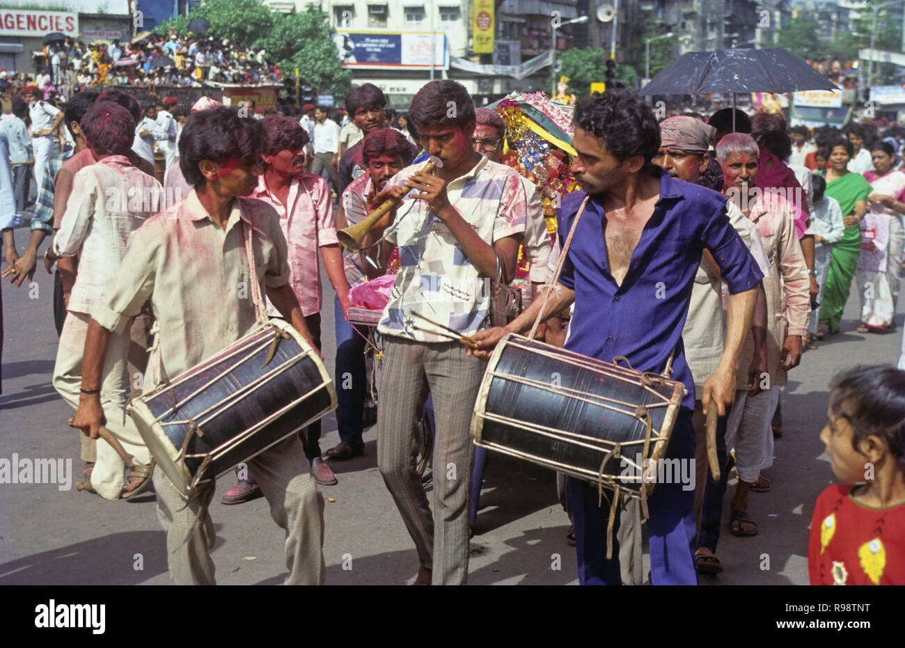 Personnes jouant des instruments de musique batterie shehnai, Ganesh Festival, Mumbai, Maharashtra, Inde Banque D'Images