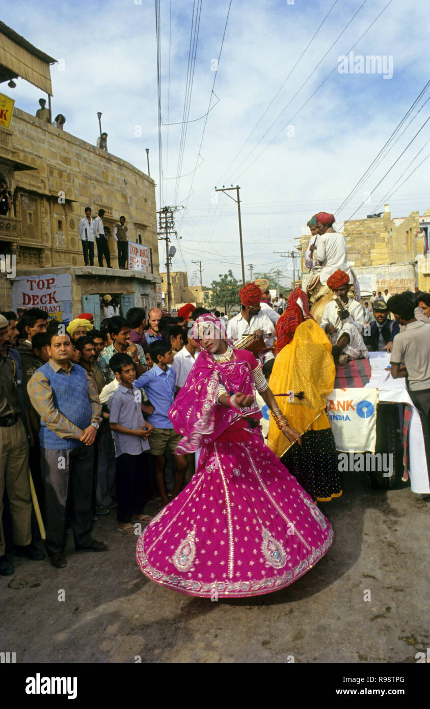 Femme dansant au Festival du désert, Jaisalmer, Rajasthan, India Banque D'Images