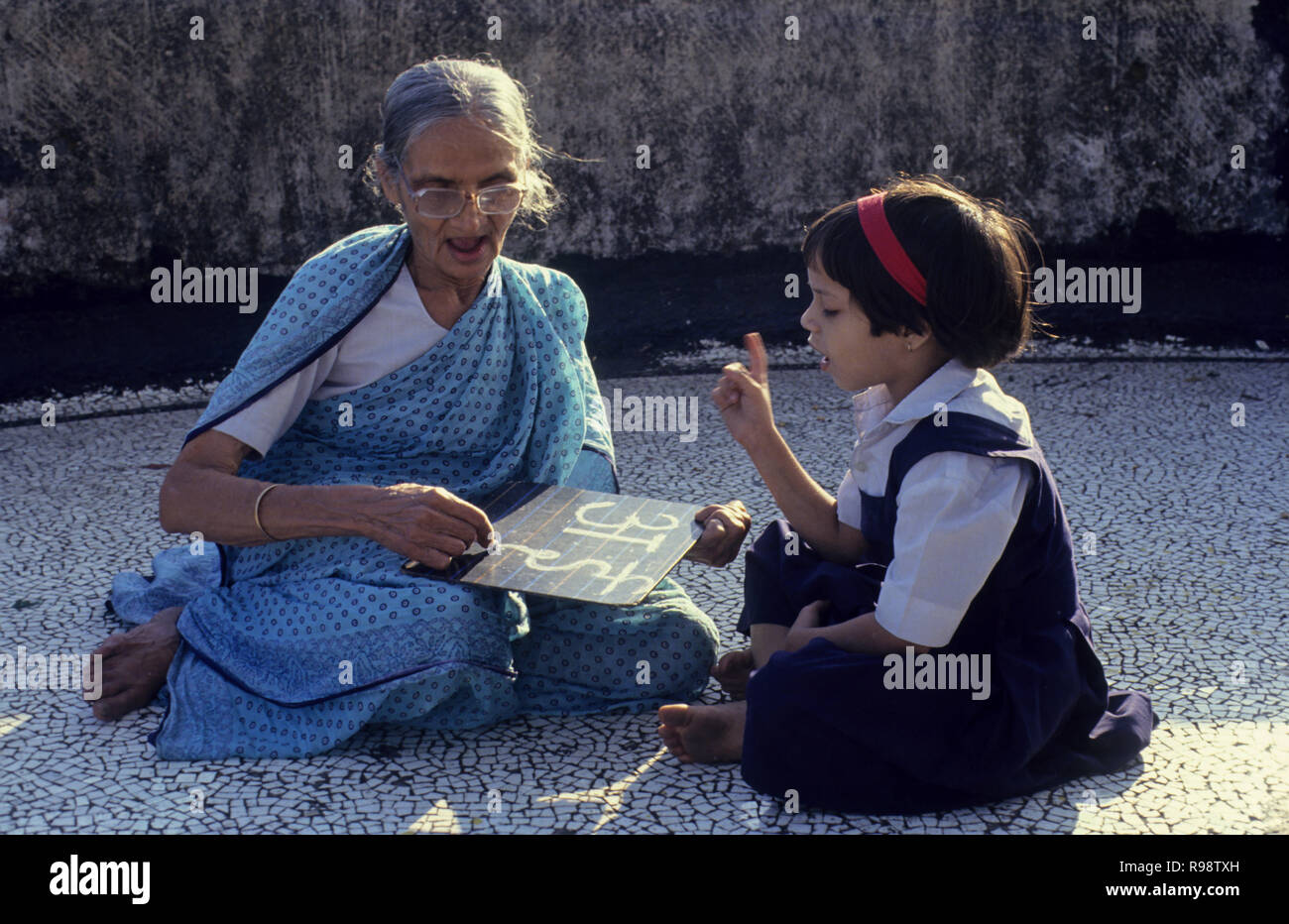 L'éducation des adultes, l'enseignement de sa grand-mère, fille de l'Inde, PAS DE MR Banque D'Images