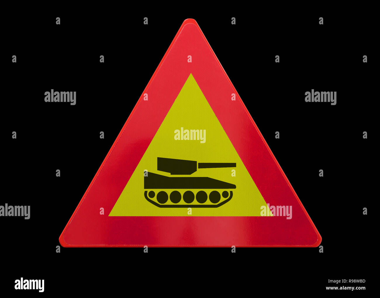 Signe de la circulation des véhicules blindés - isolé - sur noir Banque D'Images