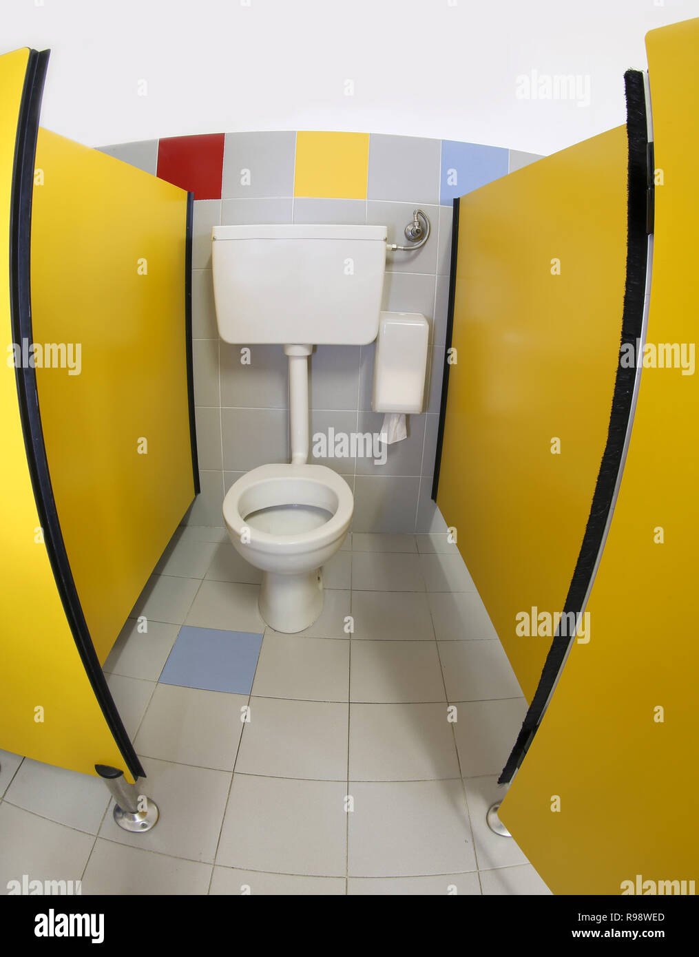 Petites Toilettes L Interieur De L Ecole Maternelle D Une Salle De Bains Avec Portes Jaunes Sans Enfants Photo Stock Alamy