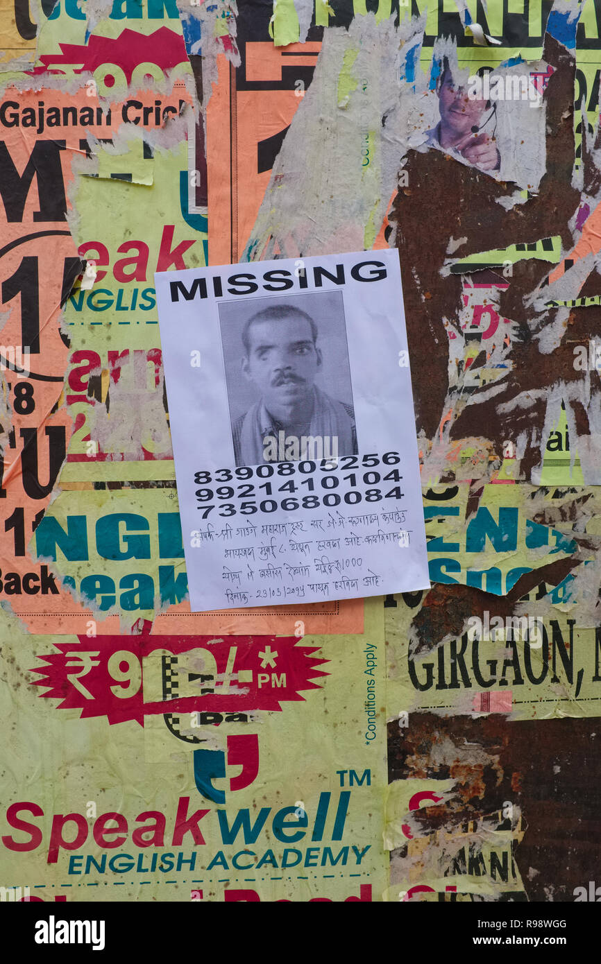 Une des nombreuses affiches de personnes disparues à Mumbai, Inde Banque D'Images