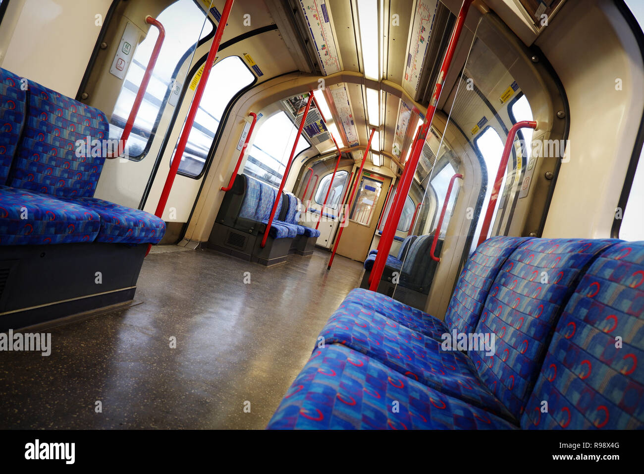 Londres, Angleterre - Décembre 2018 : TFL London Underground vide central line railway carriage Banque D'Images