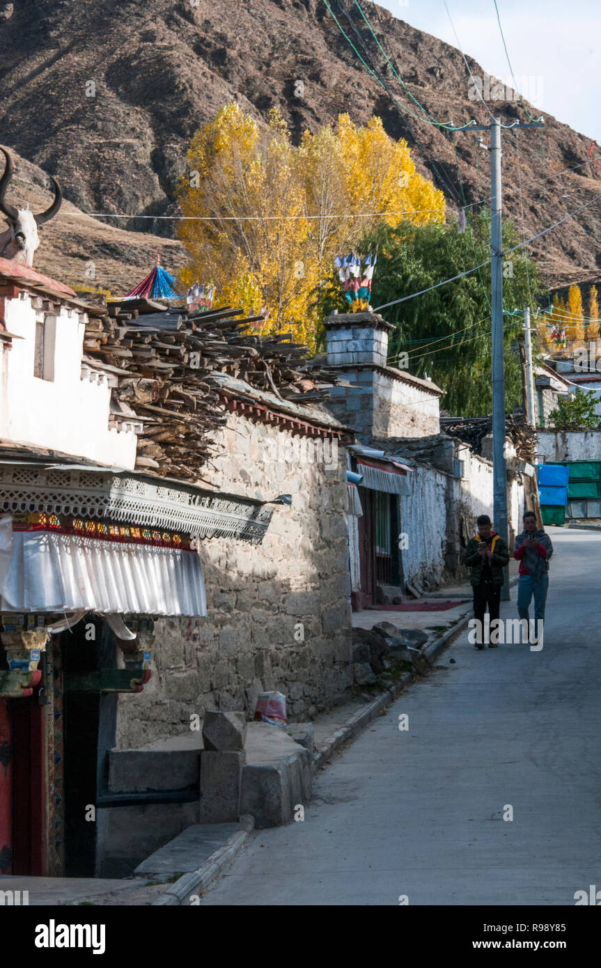 Scène de rue dans le quartier tibétain de Luzhou, le Tibet, la Chine Banque D'Images