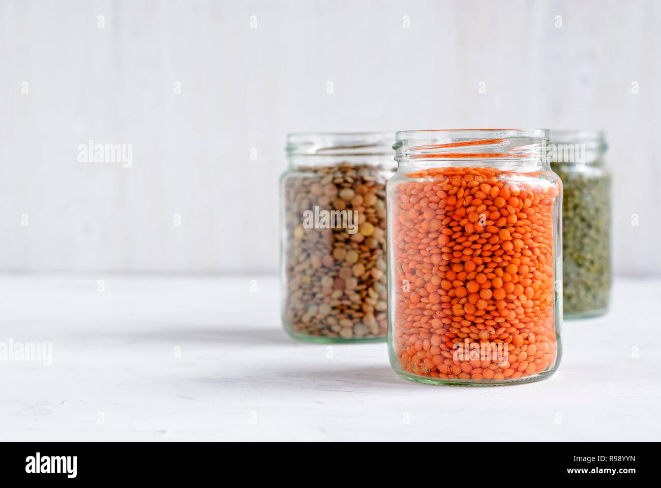 Les lentilles rouges ou orange dans un verre Pot de rangement avec bols de  lentilles vertes derrière dans un régime alimentaire sain ou concept  cuisine végétarienne Photo Stock - Alamy
