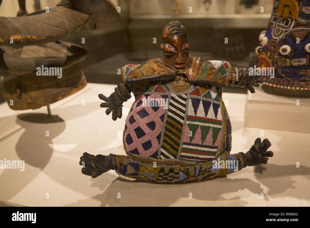 La figure de perles ; Nigeria, peuples Yoruba, 19e-20e siècle ; bois et autres matériaux. Metropolitan Museum of Art, New York City. Banque D'Images