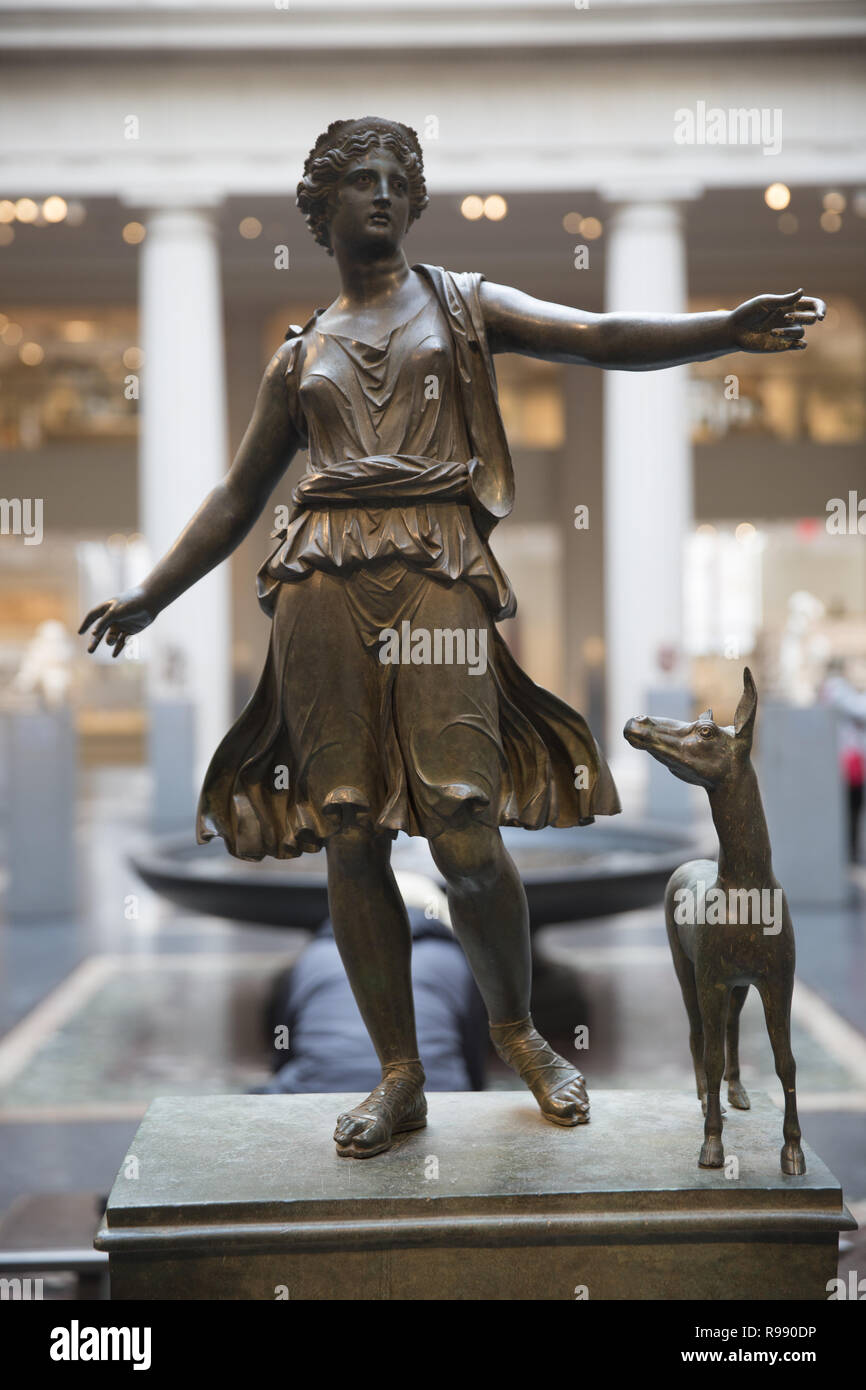 Statue en bronze d'Artémis (Diane) romain et un cerf ; Grec ou romain, la fin de l'époque hellénistique ou au début de l'Impériale, Ier siècle avant J.-C. - 1e siècle APR. Banque D'Images