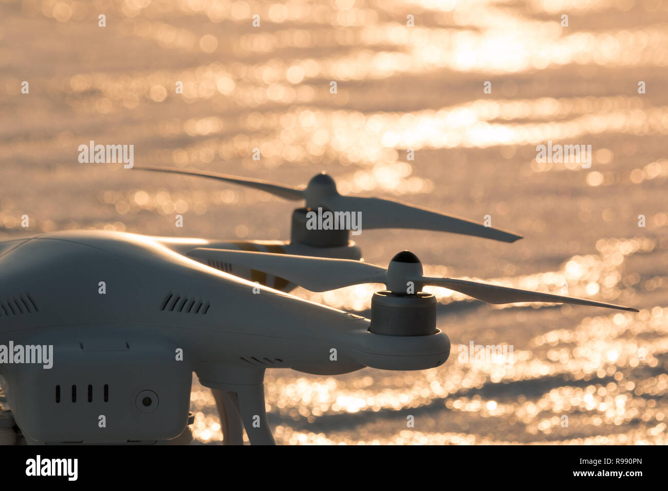 Les hélices d'un drone multicopter, lac gelé dans l'arrière-plan. Banque D'Images