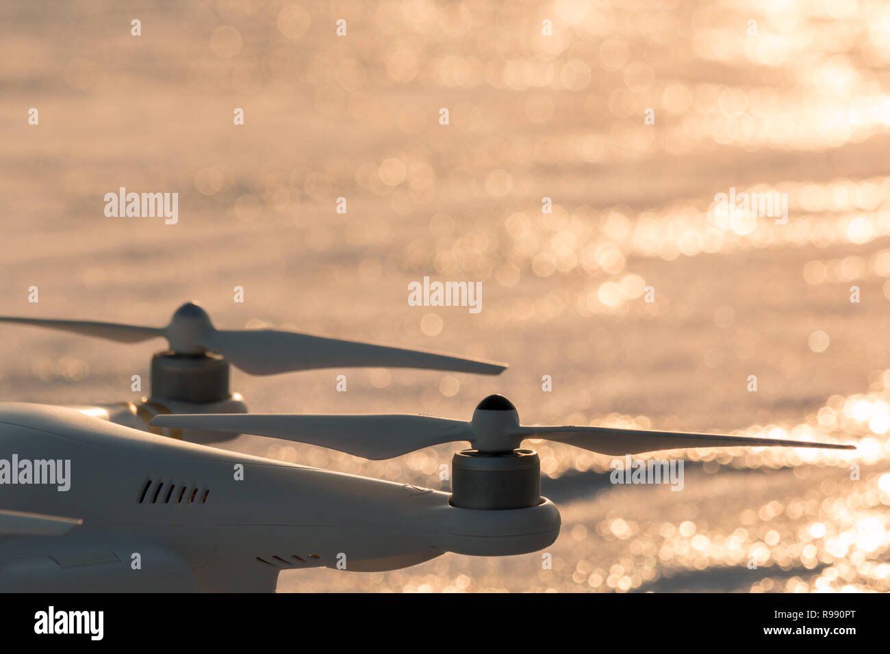 Rotors d'un drone multicopter, lac gelé dans l'arrière-plan. Banque D'Images