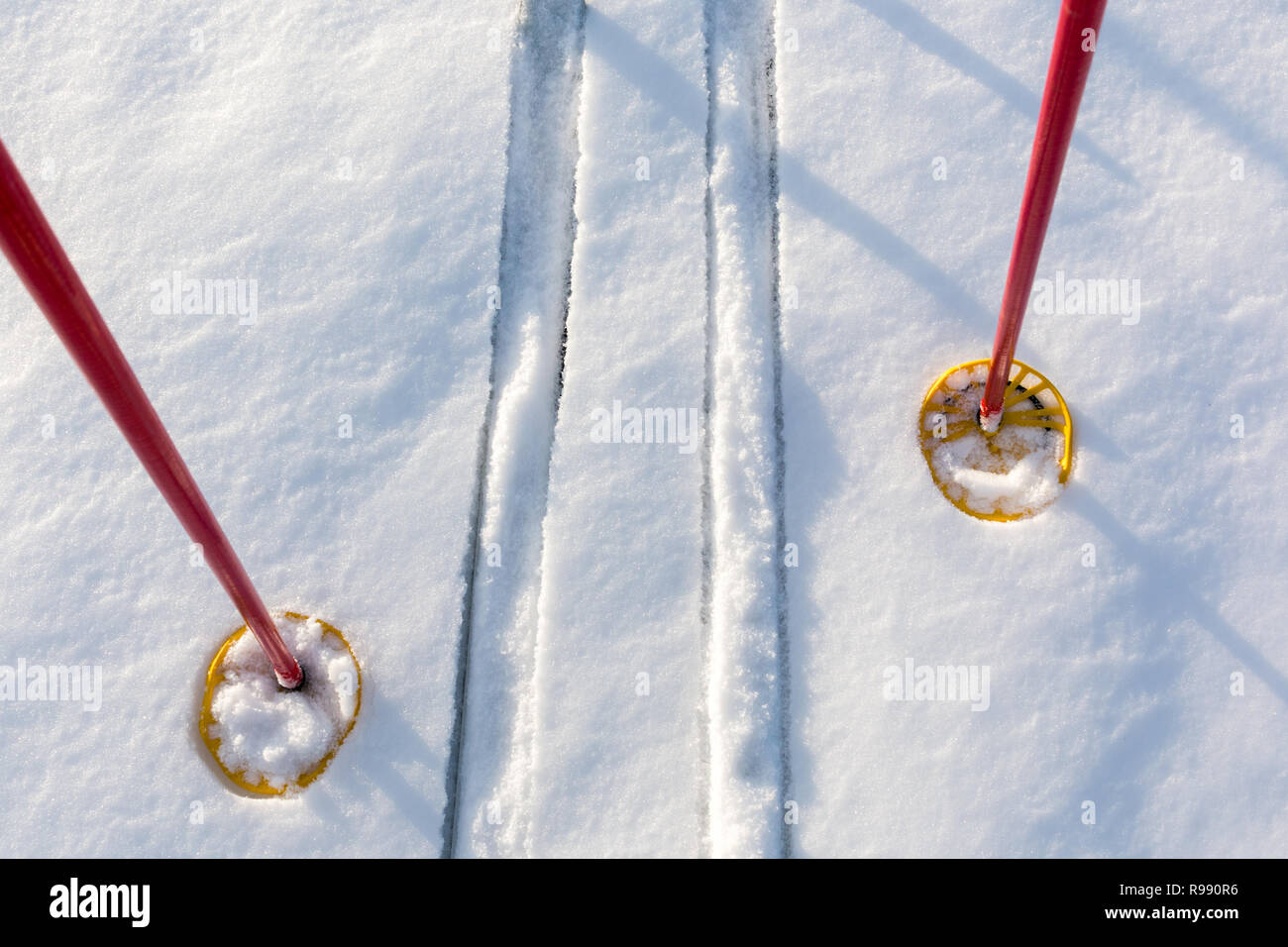 Hors-piste de skis de fond et bâtons de ski sur la neige blanche intacte. Banque D'Images