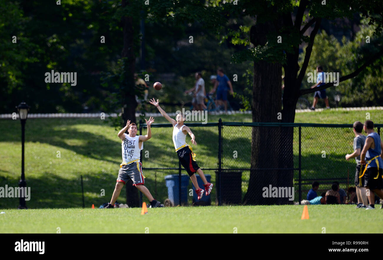 Garçons jouant le touch football dans Central Park à New York City Banque D'Images