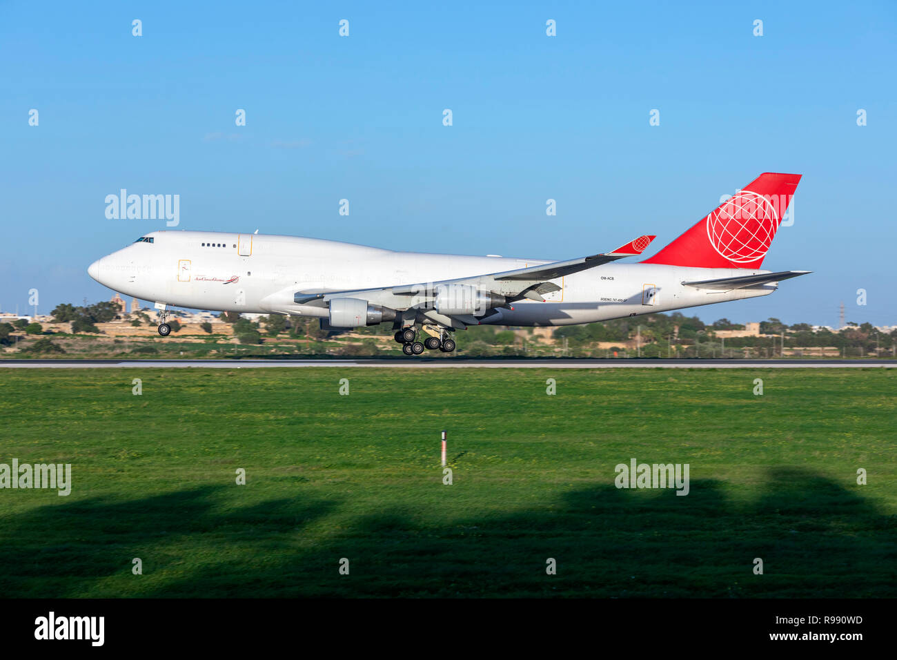 Air Cargo Boeing 747-433M Mondial(BDSF) (REG : OM-PBR) l'atterrissage en fin de soirée. Banque D'Images