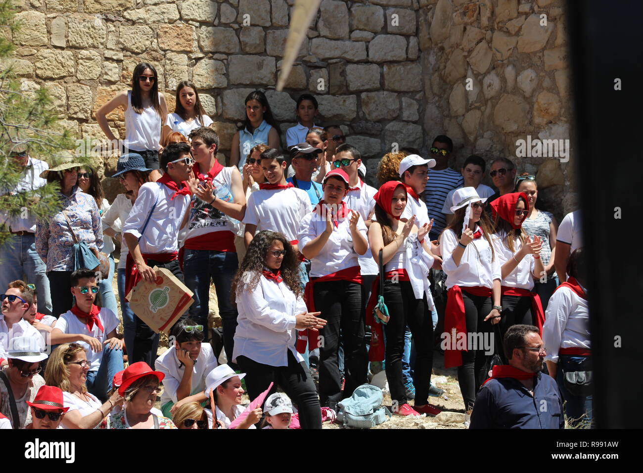 Les spectateurs à regarder les chevaux qui courent à Los Caballos del Vino à Caravaca de la Cruz Banque D'Images