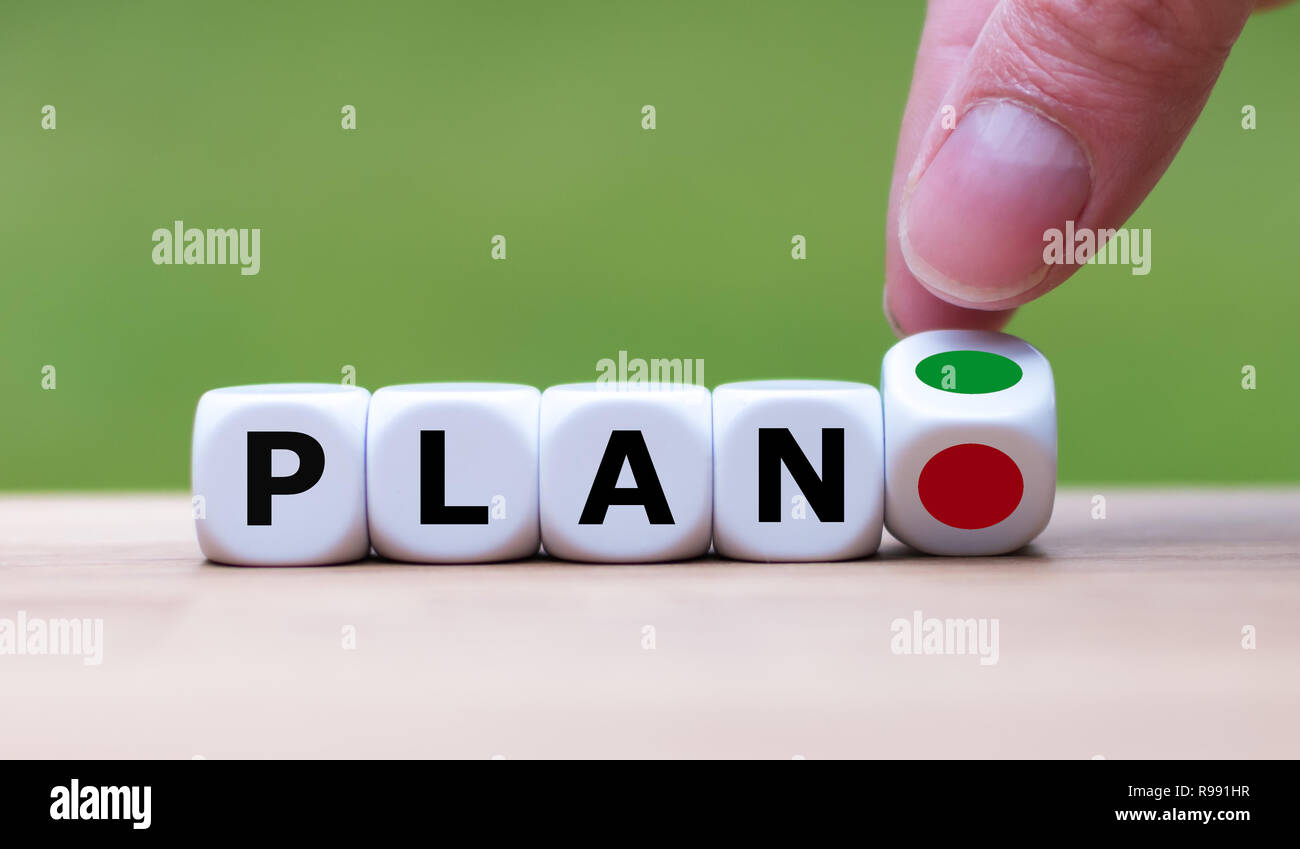 La main est le tournant d'un dés et modifie la couleur d'un point de rouge à vert symbolisant l'feu vert pour un plan Banque D'Images