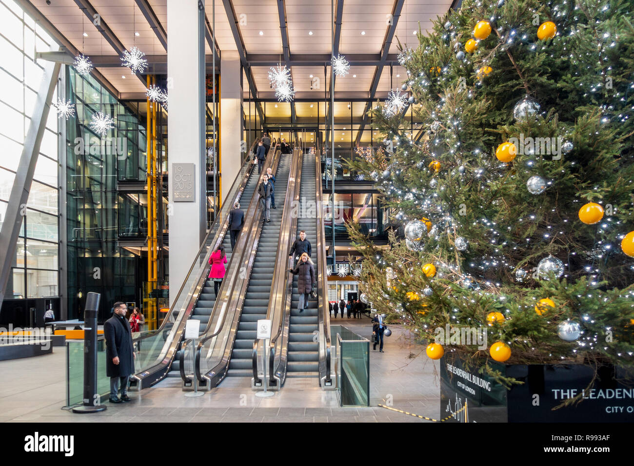L'atrium de l'Leadenhall Building (2015) aka 122 Leadenhall Street et l'Cheesegrater, décoré avec une grande production d'arbres de Noël et de décoration de sus Banque D'Images