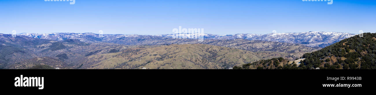 Vue panoramique sur la nature sauvage, partie d'Ohlone les montagnes dans la gamme Diablo, recouverts d'une fine couche de neige sur un matin d'hiver ; vu de Banque D'Images
