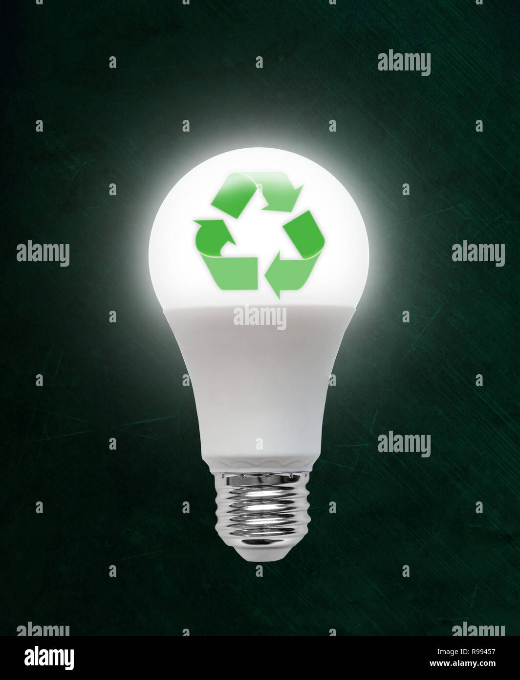 Efficace de l'énergie lumineuse Light Emitting Diode LED avec symbole de recyclage à l'intérieur. Concept de l'écologie, la préservation de l'environnement ; un vert Banque D'Images