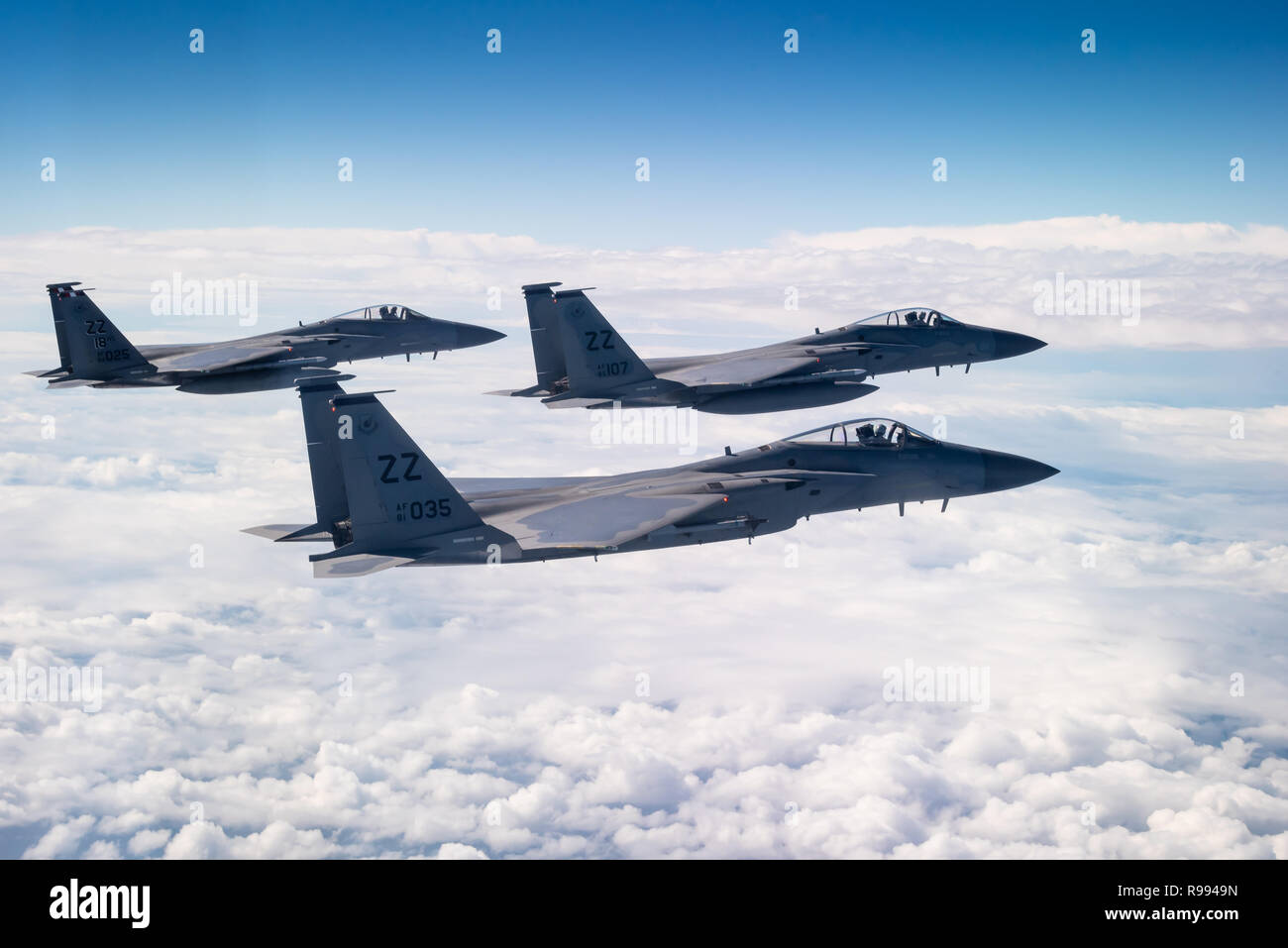 F-15C Eagles volent en formation sur la mer de Chine orientale, le 11 décembre 2018, au cours d'un exercice d'entraînement de routine de Kadena Air Base, au Japon. Les 44e et 67e Escadrons d'appui tactique à Kadena AB jouent un rôle unique dans l'établissement de la paix et la stabilité dans une région Indo-pacifique libre et ouvert avec leur F-15C/D. (U.S. Air Force photo par un membre de la 1re classe Matthew Patrick Fougeyrollas) Banque D'Images