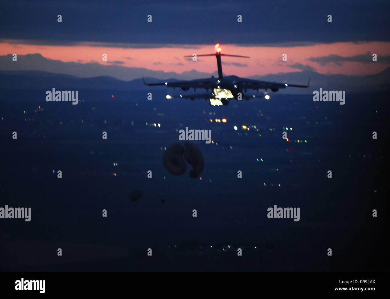 Deux avions C-17 Globemaster III pratique baisse fret depuis Moses Lake, Washington, 5 décembre 2018. La Guerre des roses est un tactical airdrop et exercice de préparation à la mission avec les participants à partir de sites internationaux. (U.S. Air Force photo par Airman Mikayla A. Heineck) Banque D'Images
