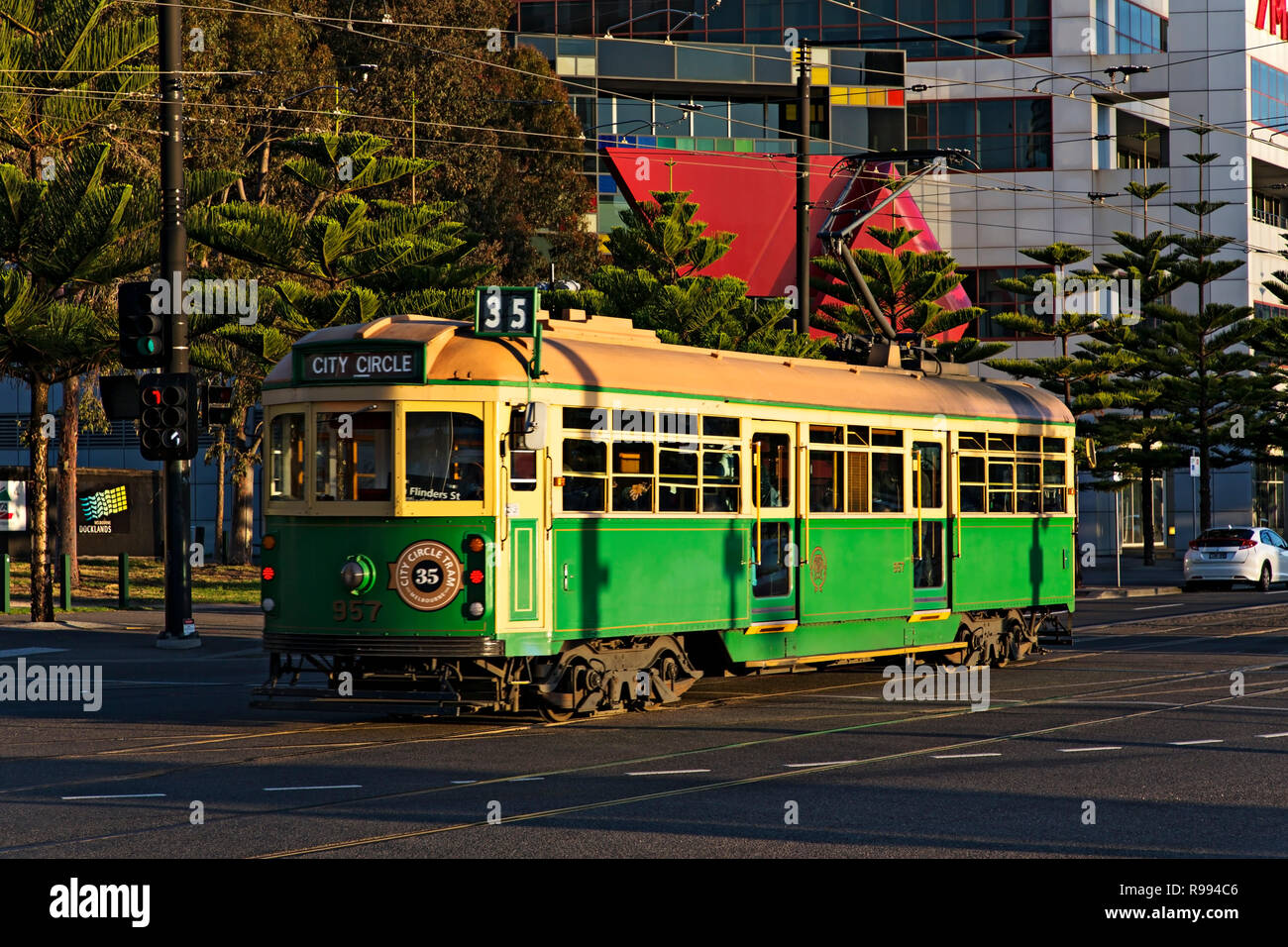 Un tram vintage Melbourne se déplace le long de l'Esplanade du port de Melbourne, Victoria Australie Docklands Melbourne.7 peut être vu dans l'arrière-plan. Banque D'Images