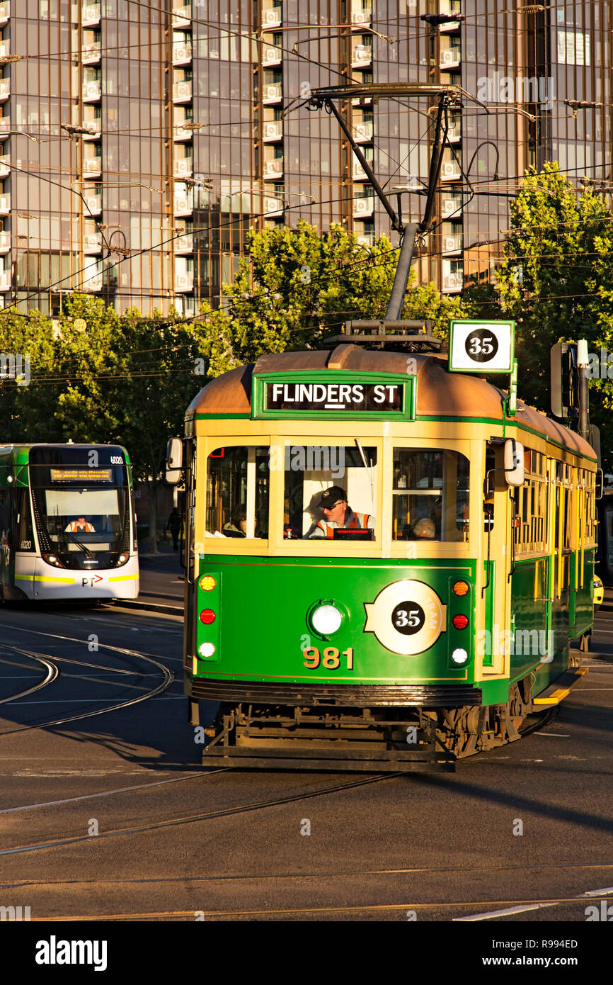 Un tram vintage Melbourne se déplace le long de l'Esplanade du port de Melbourne Docklands, Victoria en Australie. Banque D'Images