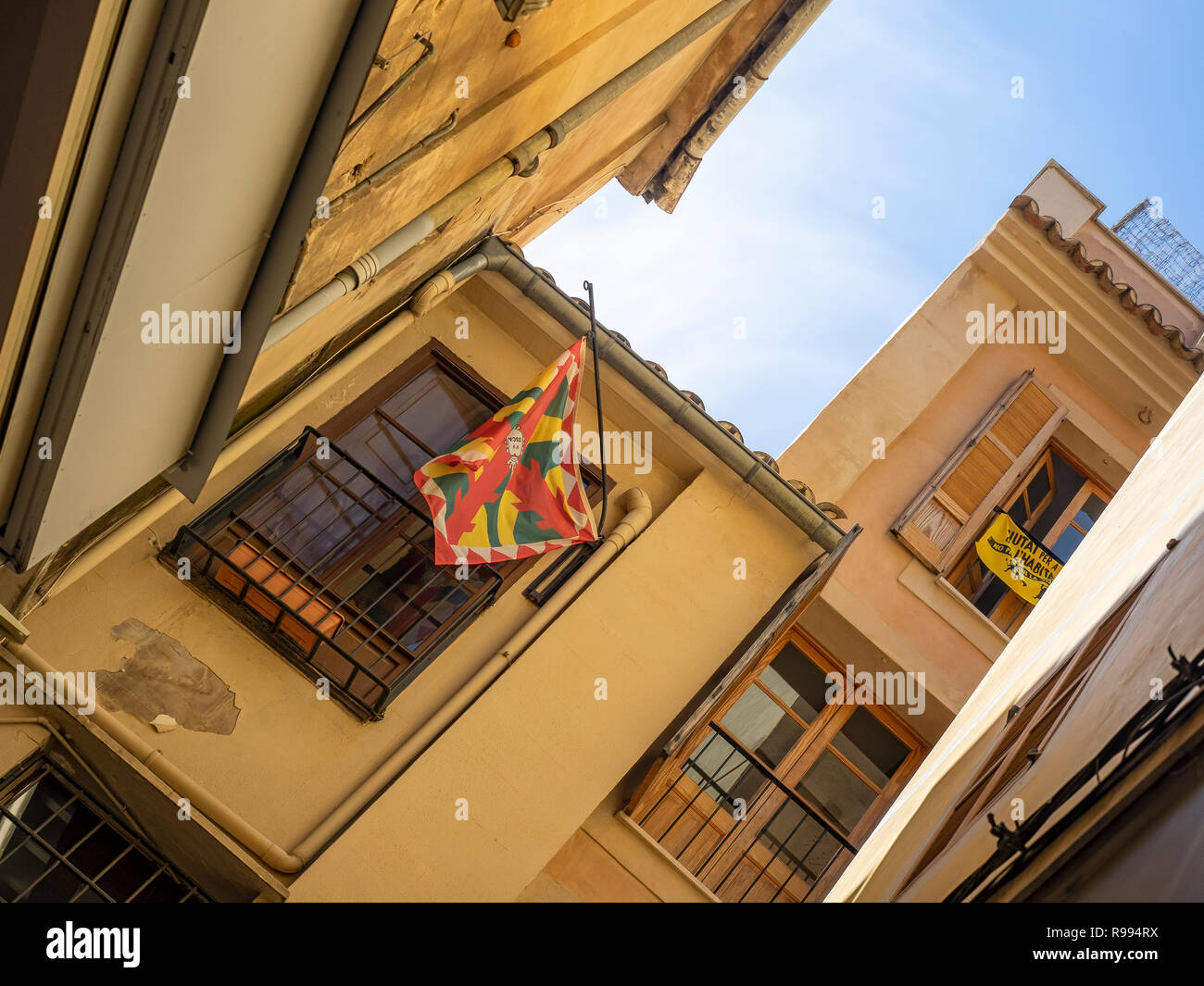 PALMA DE MAJORQUE, ESPAGNE - 23 MAI 2018 : drapeau de Huesca à l'extérieur de l'immeuble d'appartements Banque D'Images