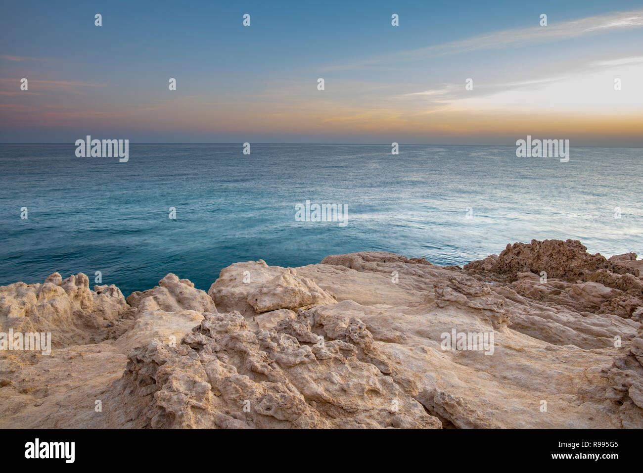 Coucher de soleil sur la mer et la côte sauvage du Sultanat d'Oman Banque D'Images