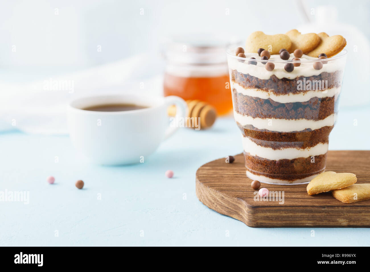 Brownie au chocolat trifle dessert et café chaud. Fond bleu clair avec copyspace. Banque D'Images