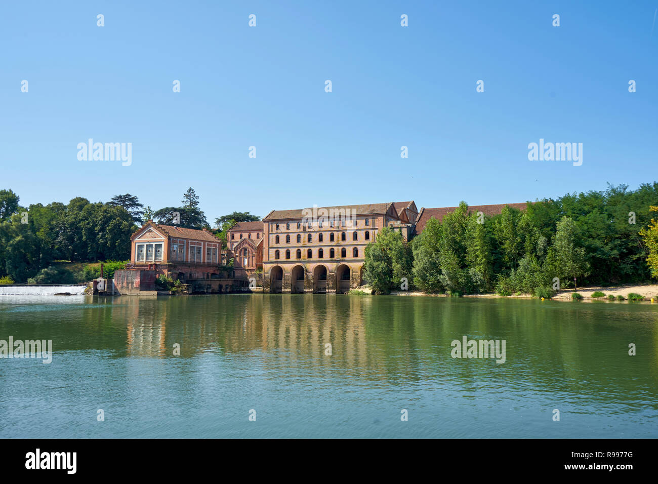 Ancienne usine Brusson Jeune complexe à côté de la rivière Tarn à Villemur sur Tarn France Banque D'Images