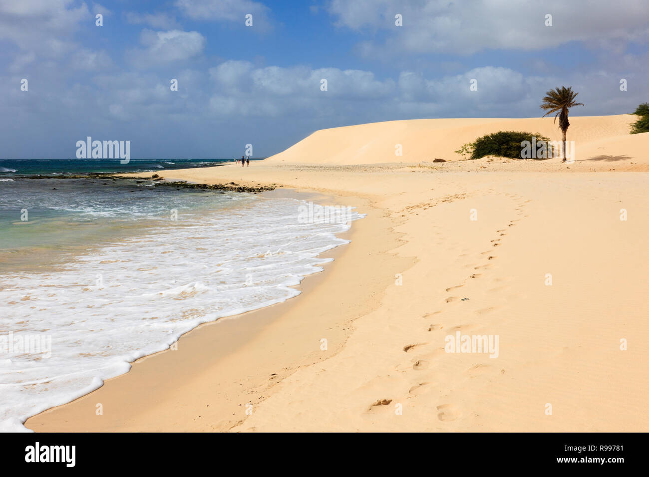Des empreintes de pas sur le rivage de la plage de sable blanc paisible d'un palmier et des dunes de sable. Praia de Chaves, Rabil, Boa Vista, Cap Vert, Afrique du Sud Banque D'Images