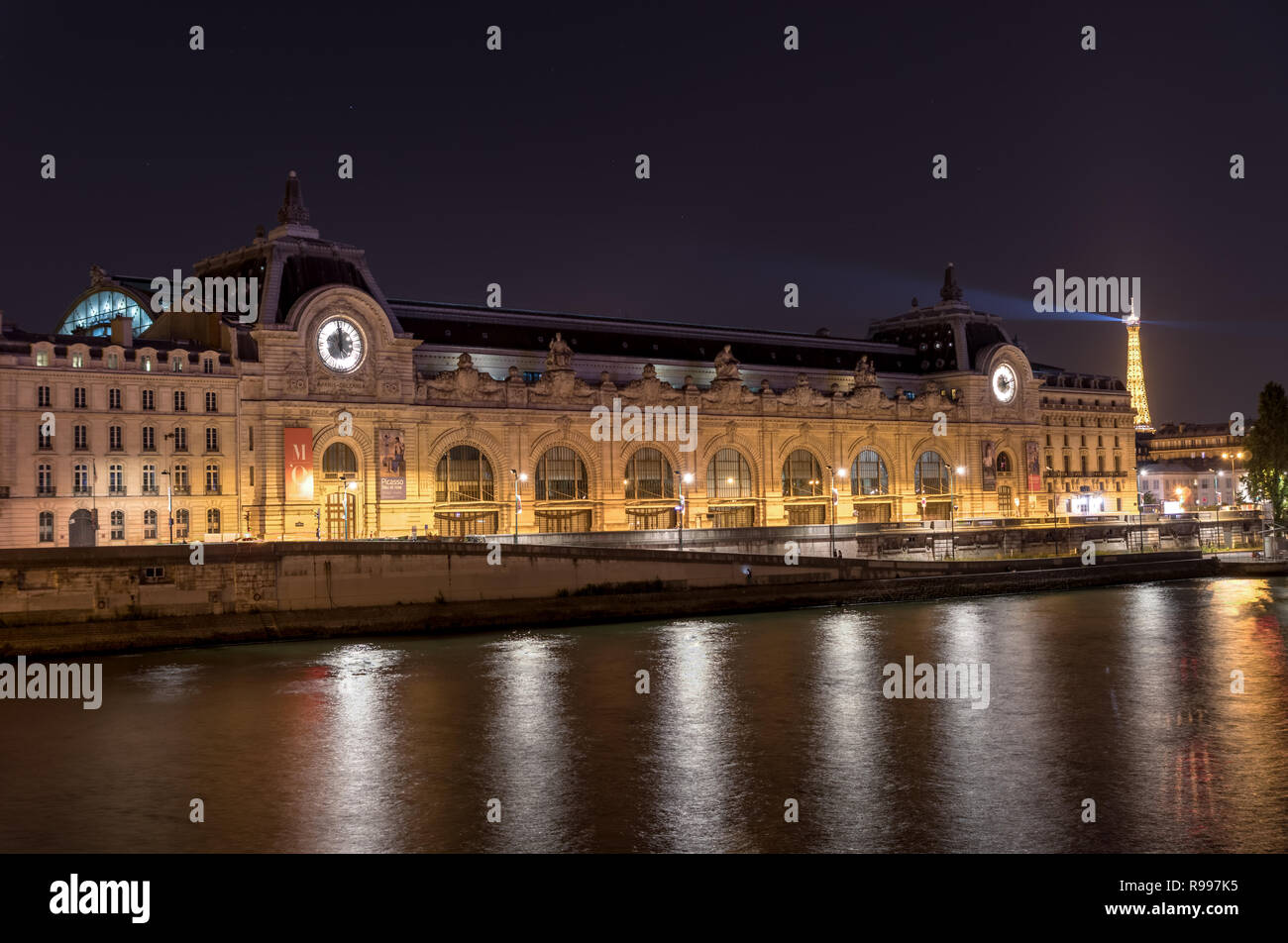 Musée d'Orsay à Paris la nuit Banque D'Images