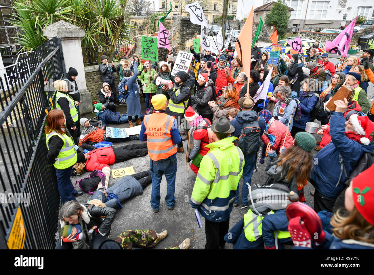 Le changement climatique de l'extinction des militants eux-mêmes de la chaîne de la rébellion à l'extérieur de l'ensemble de la BBC bâtiment sur Whiteladies Road, Clifton, Bristol, lors d'une manifestation pacifique contre la façon dont ils pensent que le radiodiffuseur couvre l 'urgence climatique'. Banque D'Images