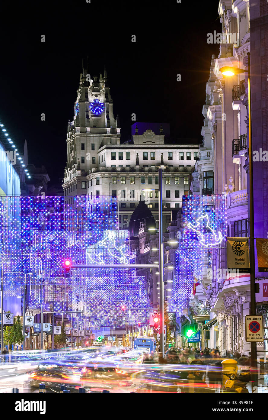 Les lumières de Noël à la rue Gran Via avec Telefonica bâtiment à l'arrière-plan. Madrid. L'Espagne. Banque D'Images