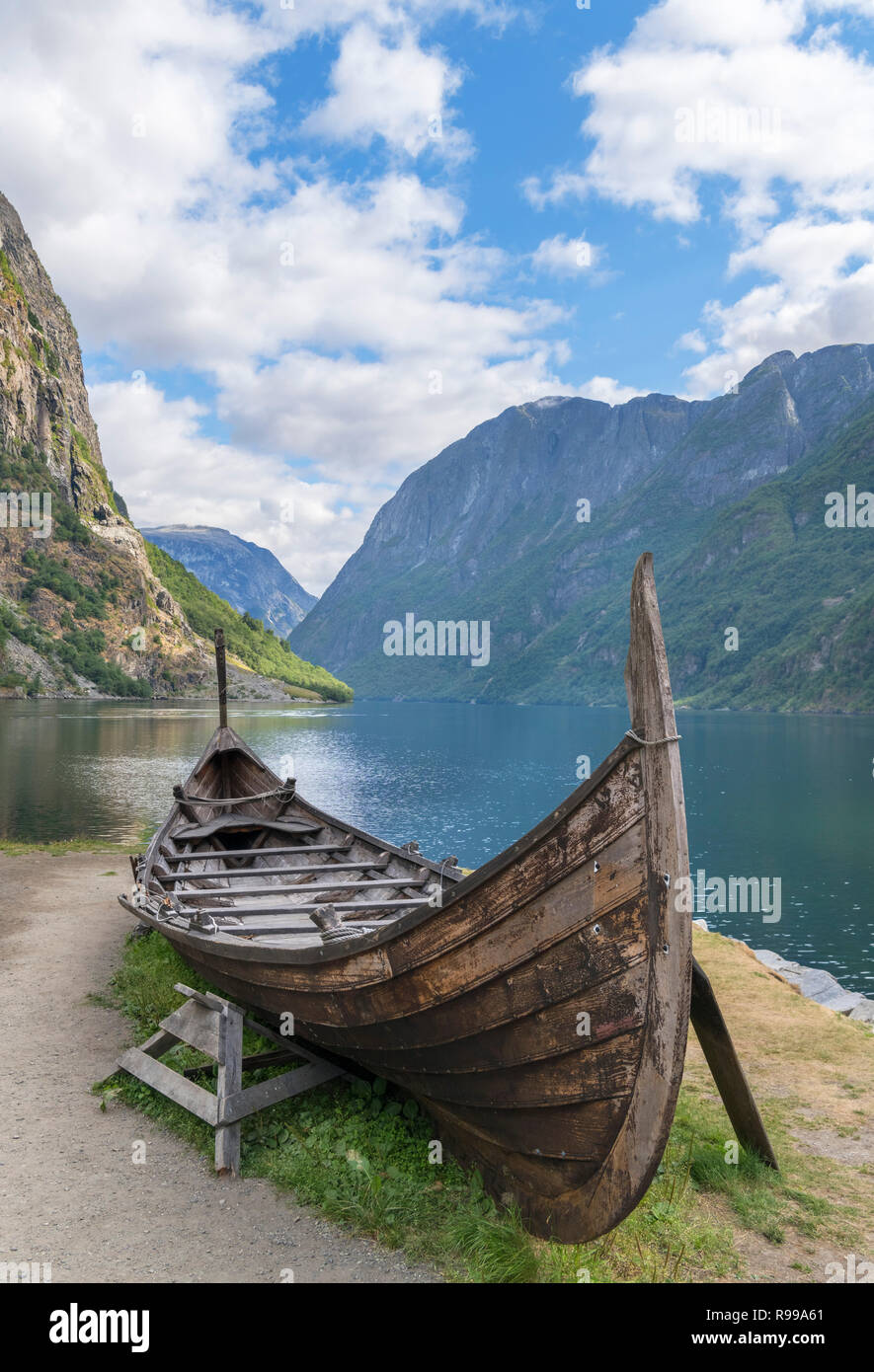 Bateau Viking réplique à Gudvangen, Nærøyfjord, Sognefjord, Sogn og Fjordane, Norvège Banque D'Images