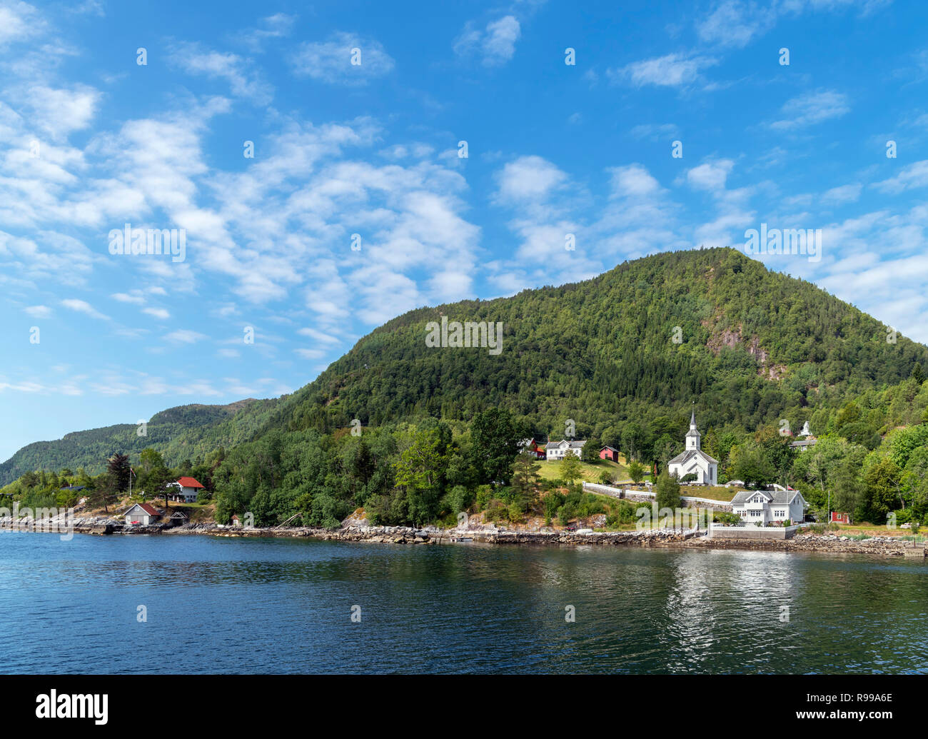 Le village de Lavik à partir de la Sarre à Oppedal Spqu ferry, Sognefjord, Sogn og Fjordane, Norvège Banque D'Images