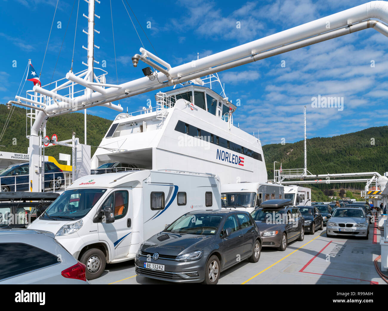 Les voitures et les camping-cars sur la Sarre à Oppedal Spqu Ferry (route E39), Sognefjord, Sogn og Fjordane, Norvège Banque D'Images