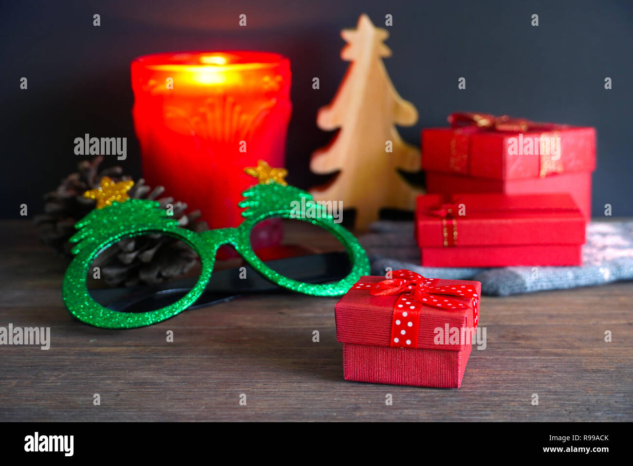Boîte cadeau rouge avec décorer objet sur fond noir pour thème chriatmas Banque D'Images