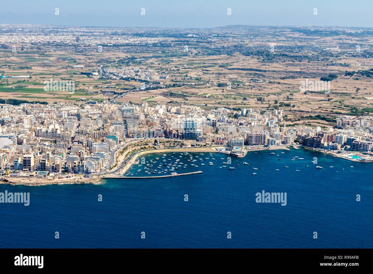 Vue aérienne de la ville de Bugibba, St Paul's Bay dans la région du nord, à Malte. Station touristique populaire destination avec promenade, hôtels, restaurants, pubs, clubs et un casino. Banque D'Images