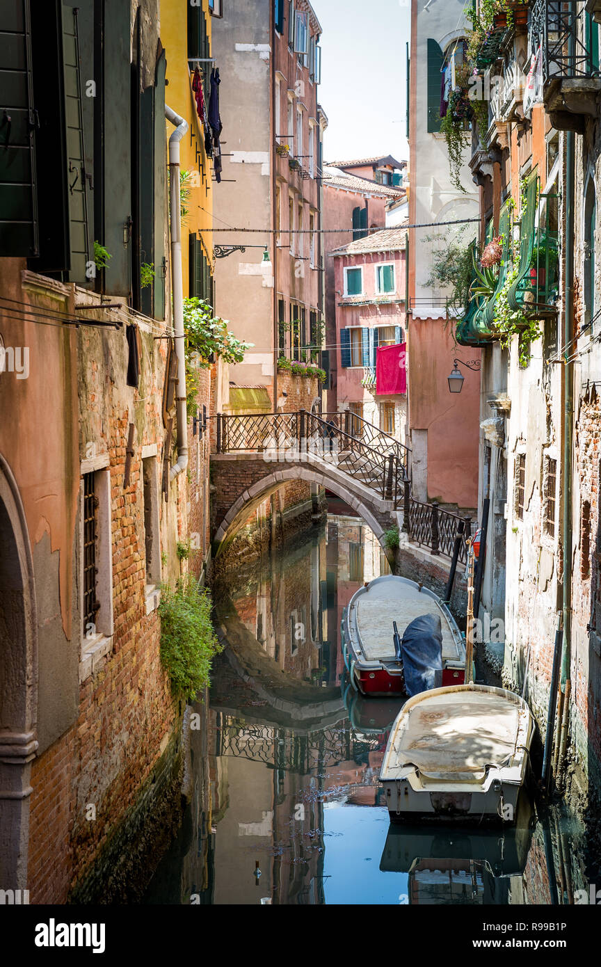 Vue de Venise traditionnels avec de vieux bâtiments de plus en plus l'eau. Veneto, Italie. Banque D'Images