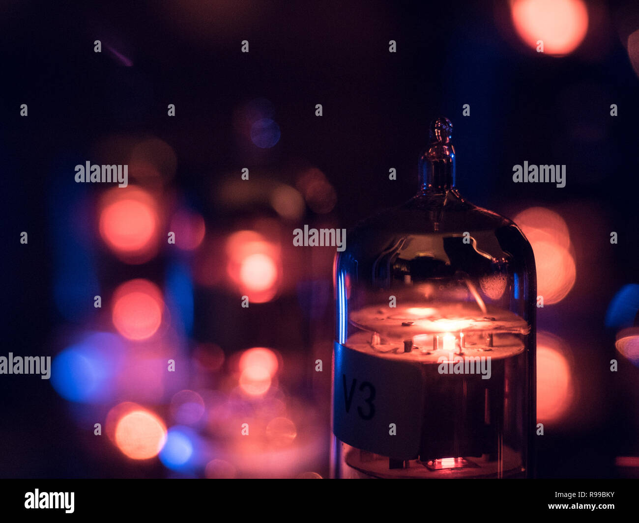 Fermer le tube de v3 amplificateur à lampe de nuit. Orange s'allume avec des reflets bleus cool. Banque D'Images