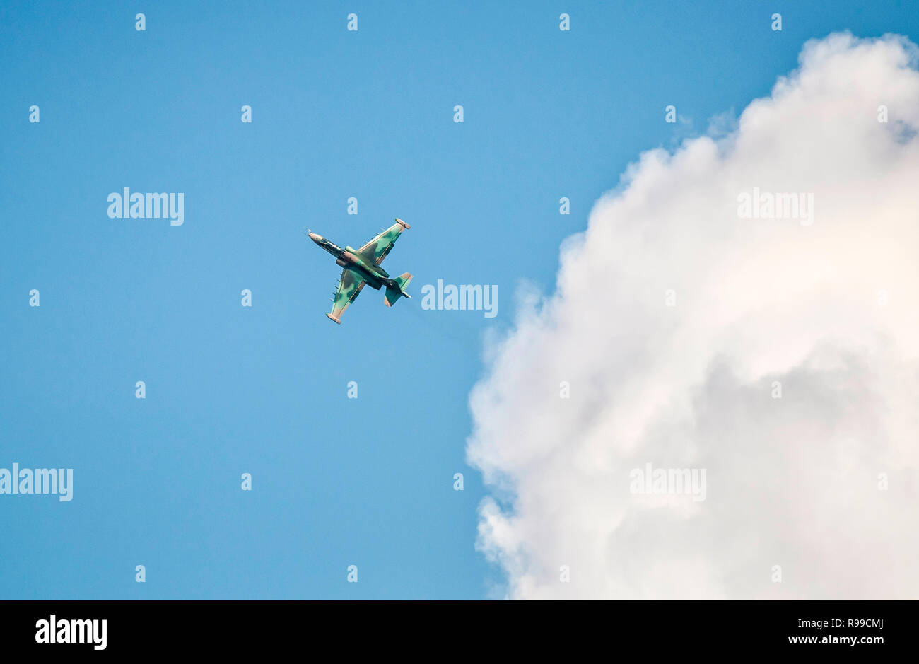 Avion militaire vole dans l'air. Ciel bleu. Banque D'Images