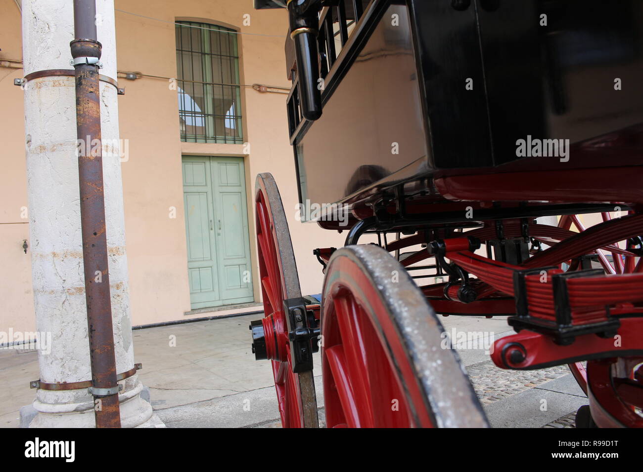 Un chariot sans chevaux, dans ses détails avec restauré rouge. Banque D'Images