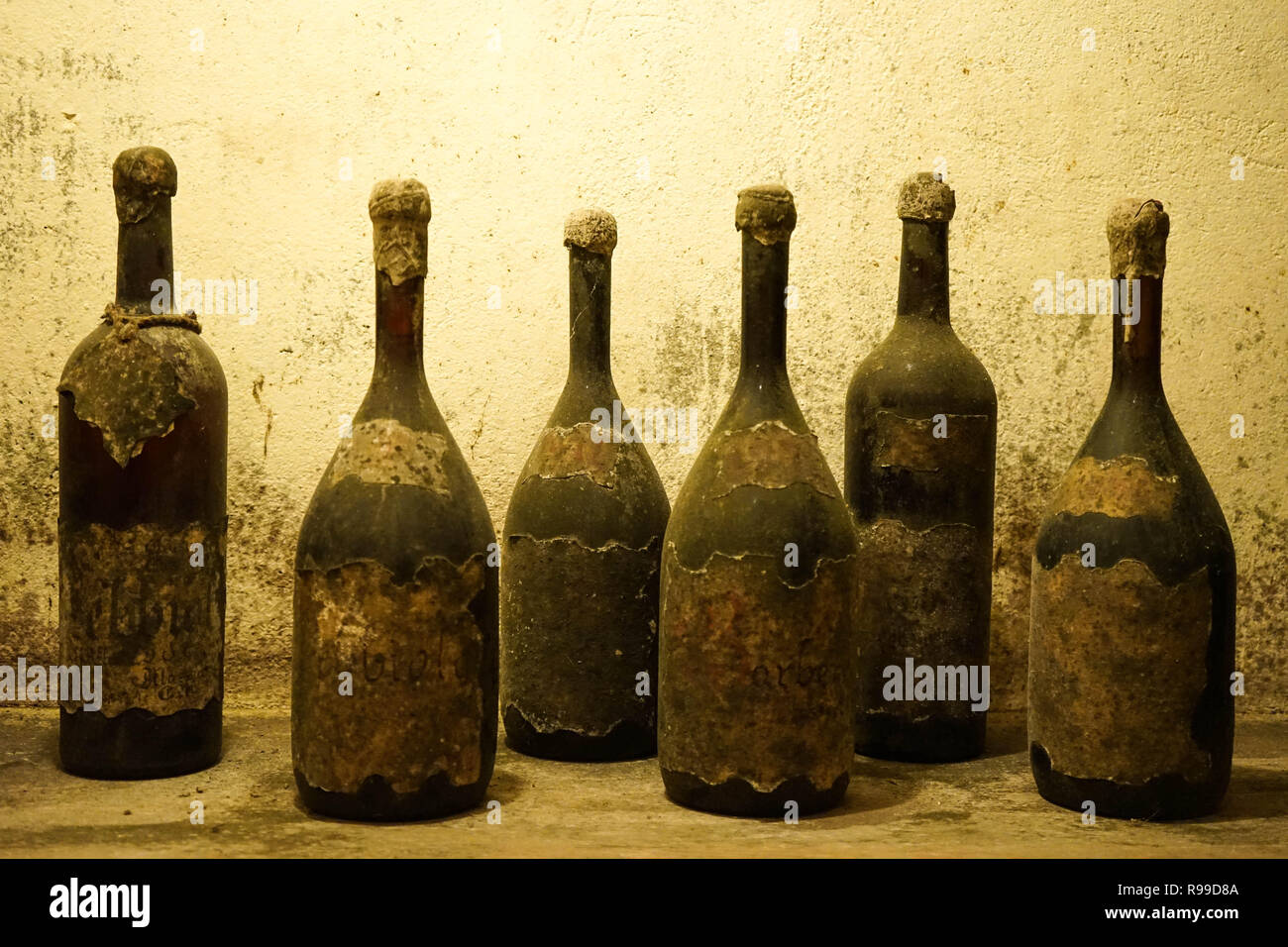 Vieilles bouteilles de vin dans une cave à vin Banque D'Images