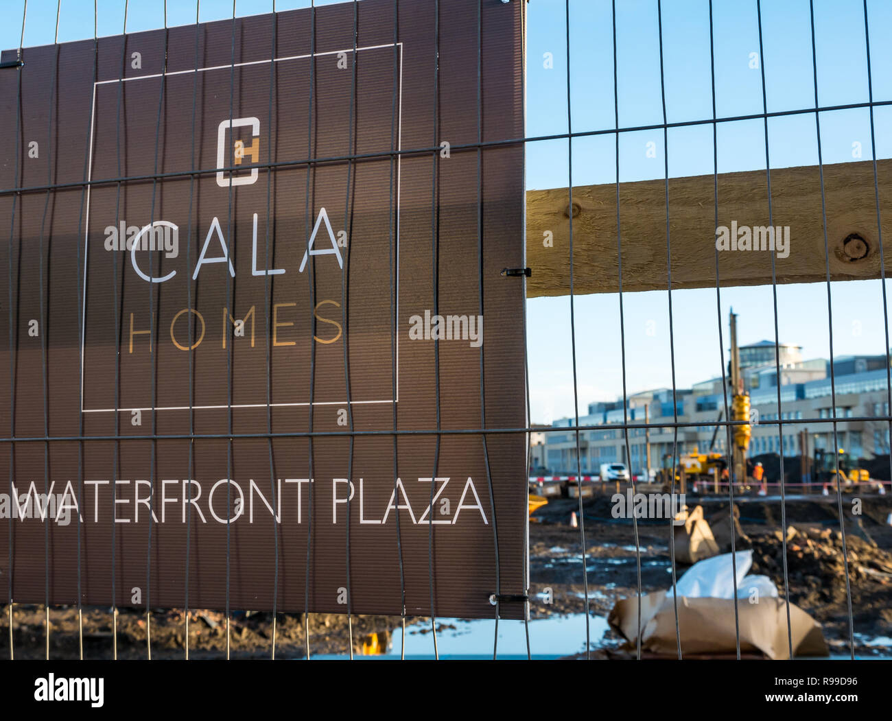 Panneau publicitaire pour Cala Homes du chantier de Waterfront Plaza, Victoria Quay, Leith, Edinburgh, Ecosse, Royaume-Uni Banque D'Images