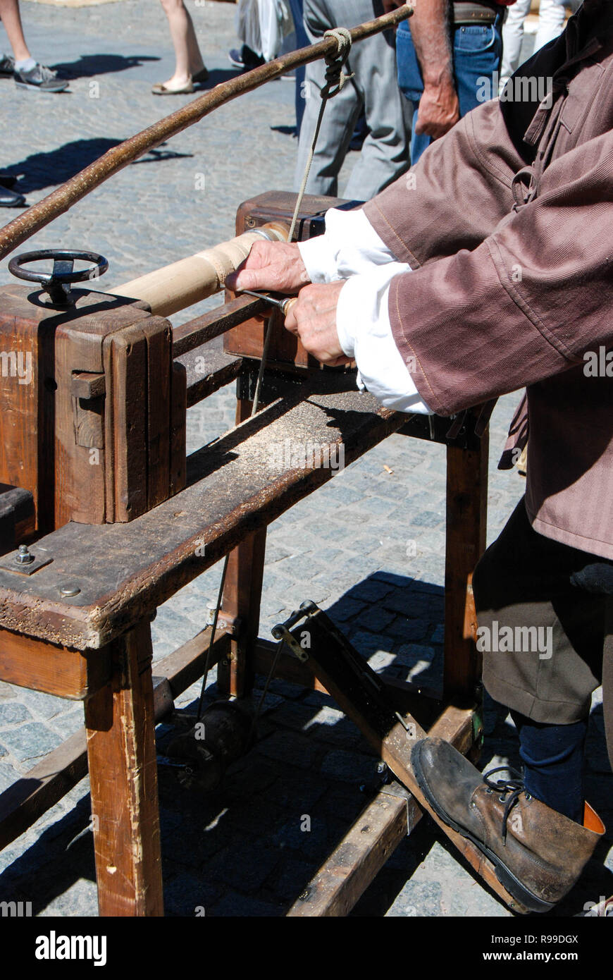 Turner travaille à une jambe d'une table Banque D'Images