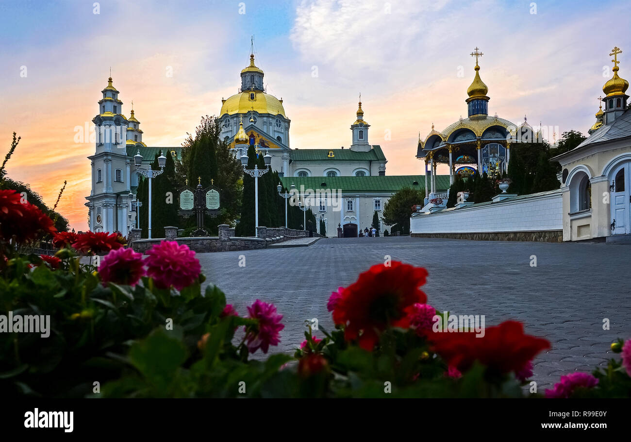 Vue aérienne de la Dormition de Pochayiv Lavra, un monastère orthodoxe de l'Oblast de Ternopil. L'Europe de l'Est Banque D'Images