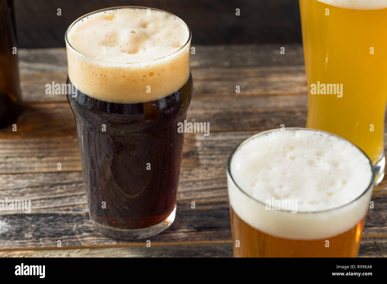 Froide rafraîchissante bière artisanale assortiment d'IPA Lager et Stout Banque D'Images