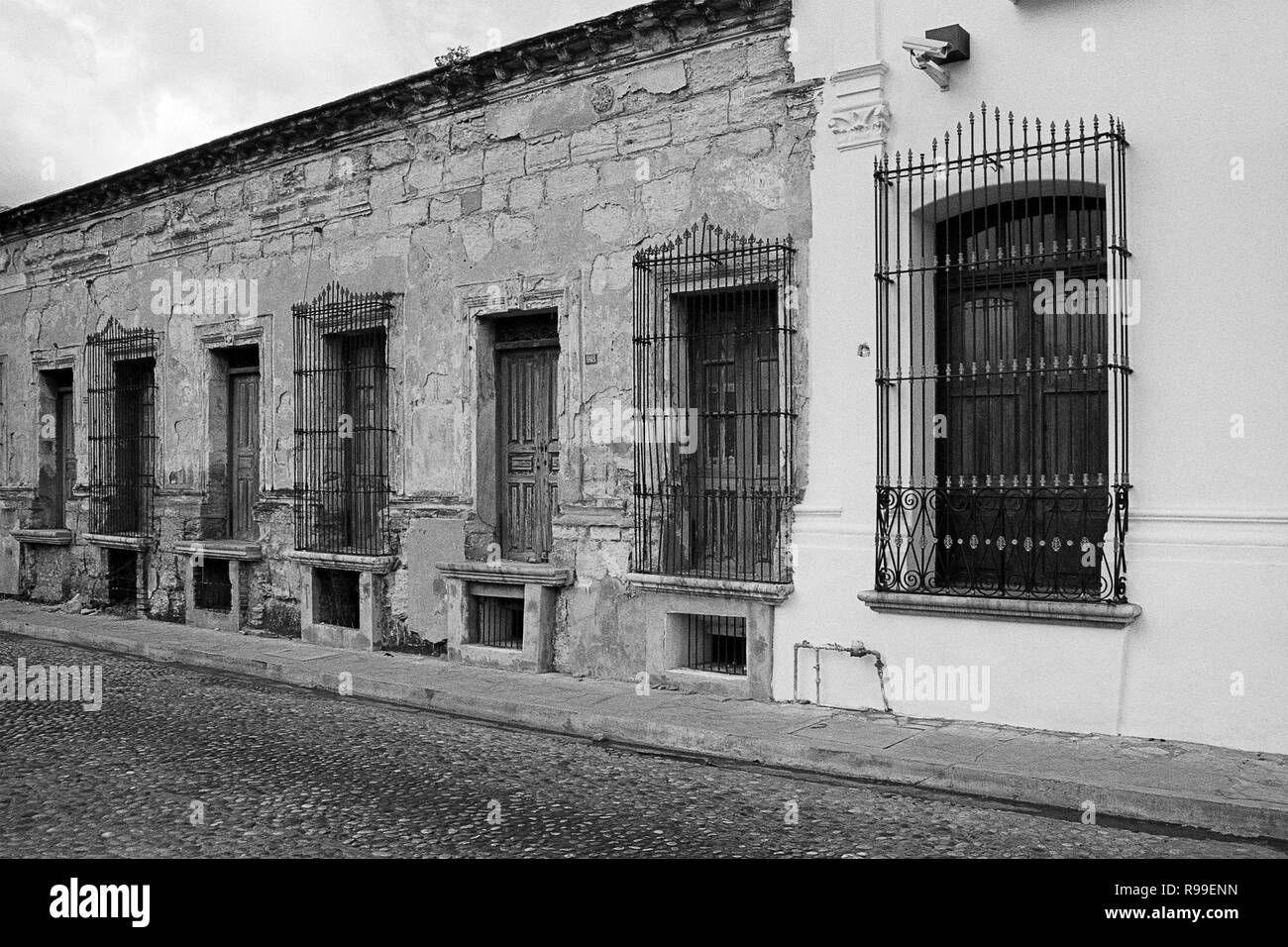 MONTERREY, NL/MEXIQUE - 10 NOV 2003 : Façade de maisons anciennes au centre-ville, à proximité de la Macroplaza Banque D'Images