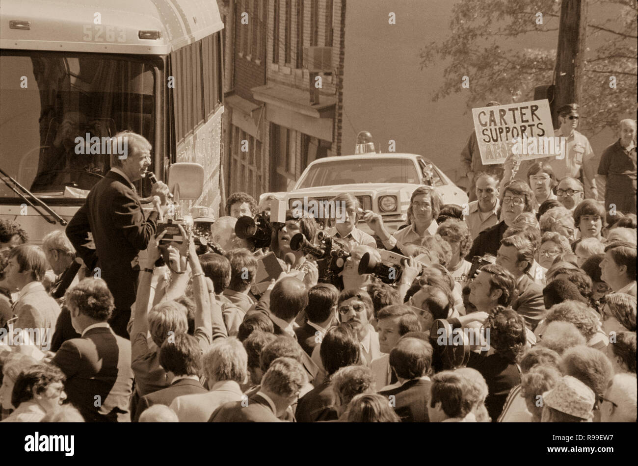 Jimmy Carter s'adressant à une foule à un arrêt de la campagne, à Pittsburgh, en Pennsylvanie. 8 Septembre 1976 Banque D'Images