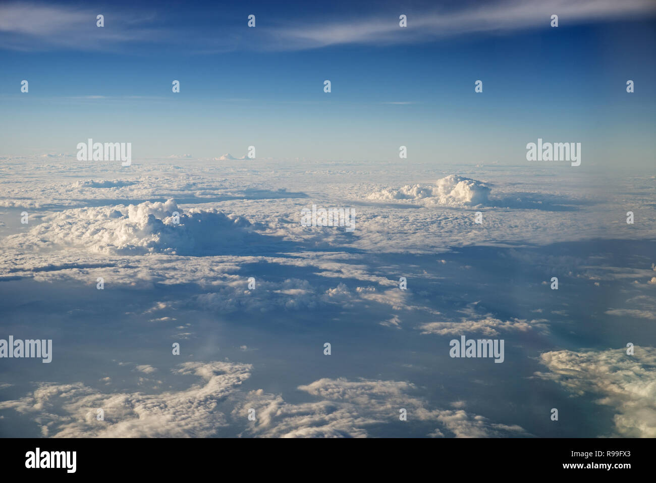 Nuages vus du dessus avec éclairage latéral Banque D'Images